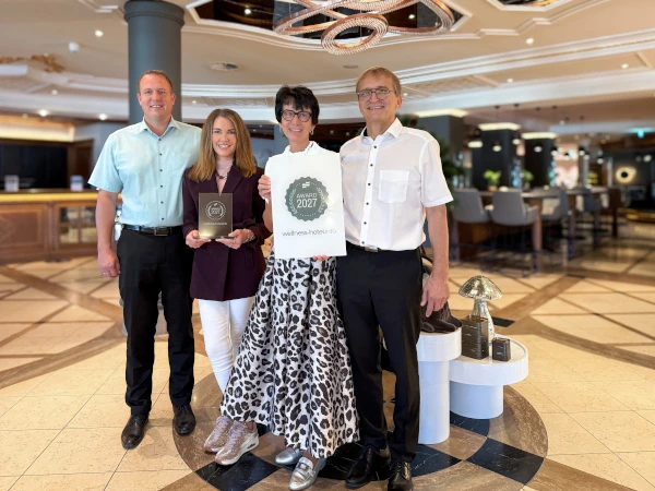 Gastgeberfamilie Ritzinger sich über die erneute Auszeichnung mit dem wellness-hotel.info Award
