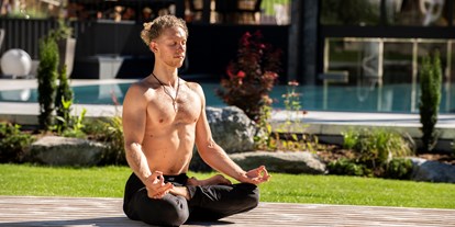 Wellnessurlaub - Tux - Sich selbst finden auf den Yogadecks im Garten - das Alois ****s