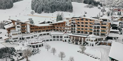 Wellnessurlaub - Pantai Luar Massage - Österreich - Außenansicht Winter - Sporthotel Ellmau