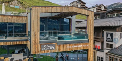 Wellnessurlaub - Pools: Infinity Pool - Österreich - FelsenBAD & SPA Außenansicht - MY ALPENWELT Resort****SUPERIOR