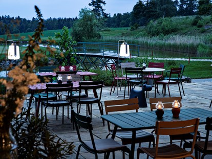 Wellnessurlaub - Pools: Außenpool nicht beheizt - Terrasse des Restaurant ©Inge Prader - Golfresort Haugschlag