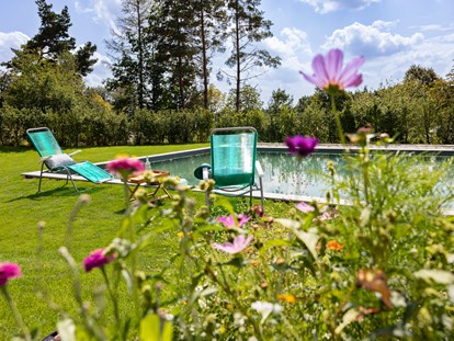 Wellnessurlaub - Pools: Außenpool nicht beheizt - Österreich - Outdoor Natur Pool ©Inge Prader - Golfresort Haugschlag