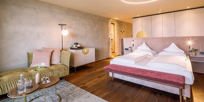 Wellnessurlaub - Saltaus - Die neuen Doppelzimmer Deluxe Laugenspitz in warmen Beerentönen - Hotel Hohenwart