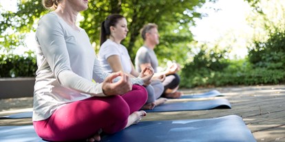 Wellnessurlaub - Akupunktmassage - Österreich - Yogaeinheiten auf der eigenen Yoga-Plattform im Garten-Spa - Hotel & Spa Der Steirerhof Bad Waltersdorf