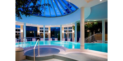 Wellnessurlaub - Pantai Luar Massage - Österreich - Panoramahallenbad - Hotel Allmer