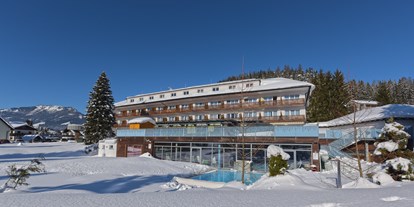Wellnessurlaub - Pools: Sportbecken - Österreich - Hotelfoto Winter - Hotel Grimmingblick