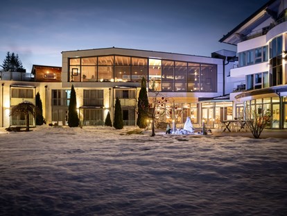 Wellnessurlaub - Umgebungsschwerpunkt: See - Österreich - Außenansicht des Hotels im Winter - Hartweger's Hotel in Weißenbach bei Schladming