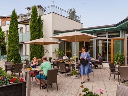 Wellnessurlaub - Entgiftungsmassage - Österreich - Auf der Terrasse ist es gemütlich und ruhig - Hartweger's Hotel in Weißenbach bei Schladming