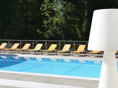 Wellnessurlaub - Umgebungsschwerpunkt: See - Österreich - Schwimmbecken im Freien - Hartweger's Hotel in Weißenbach bei Schladming