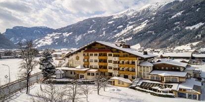 Wellnessurlaub - Zillertal - Außenansicht Hotel Winter - Ferienhotel Sonnenhof****S