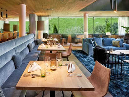 Wellnessurlaub - Umgebungsschwerpunkt: Berg - Österreich - Blick in die Natur von unserem Blue Restaurant und Frieda's Bar. - ZillergrundRock Luxury Mountain Resort