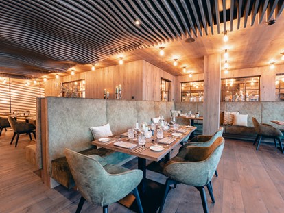 Wellnessurlaub - Finnische Sauna - Österreich - Verbringen Sie gemütliche Stunden am Abend in unserem neuen Restaurant Luis!  - ZillergrundRock Luxury Mountain Resort