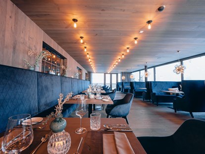 Wellnessurlaub - Außensauna - Österreich - Unser Restaurant Lucas mit tollem Panoramablick!  - ZillergrundRock Luxury Mountain Resort