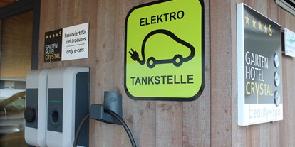 Wellnessurlaub - Parkplatz: gebührenpflichtig in Gehweite - Österreich - E-Car Ladestation - Gardenhotel Crystal