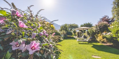 Wellnessurlaub - Tirol - Liegewiese im Garten - Gardenhotel Crystal