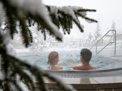 Wellnessurlaub - Hotel-Schwerpunkt: Wellness & Skifahren - Panorama-Außenpool Winter - Hotel Alpenhof 