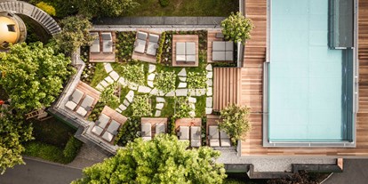 Wellnessurlaub - Pantai Luar Massage - Infinity Pool und Dachgarten von oben - Wohlfühlresort Peternhof 