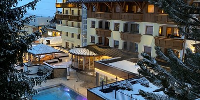 Wellnessurlaub - Schokoladenmassage - Österreich - Außenpool im Winter - Hotel Post Ischgl