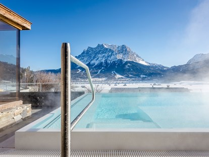 Wellnessurlaub - Außensauna - Österreich - Außenpool im Winter
©️ Günter Standl - Hotel Post Lermoos