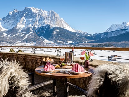 Wellnessurlaub - Wasserbetten - Die Zugspitze im Winter
©️ Günter Standl - Hotel Post Lermoos