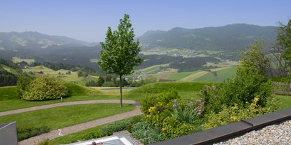 Wellnessurlaub - Bodensee - Bregenzer Wald - Wellnesshotel Linde Außenpool mit Weitblick  - Wellnesshotel Linde