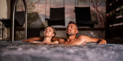 Wellnessurlaub - Hotel-Schwerpunkt: Wellness & Romantik - Österreich - Whirlpool - Hotel GUT Trattlerhof & Chalets****