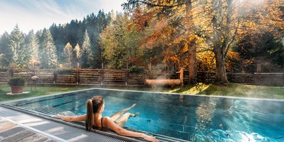 Wellnessurlaub - Shiatsu Massage - Österreich - Beheizter Außenpool mit Panoramablick - Hotel GUT Trattlerhof & Chalets****