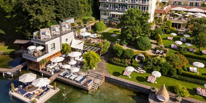 Wellnessurlaub - Preisniveau: exklusiv - Österreich - KOLLERs Hotel - Seebar mit Sandfloos und private Cabbanas direkt am Strand - KOLLERs Hotel