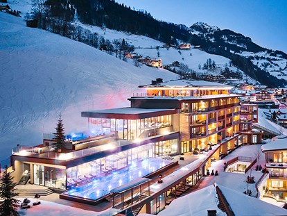 Wellnessurlaub - Parkplatz: kostenlos beim Hotel - Österreich - Außenansicht Winter - DAS EDELWEISS Salzburg Mountain Resort