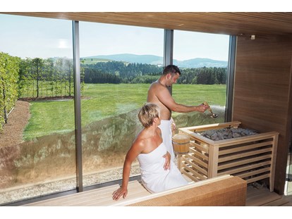 Wellnessurlaub - Hotel-Schwerpunkt: Wellness & Wandern - Panoramasauna - Schwitzen und Ausblick genießen - Landrefugium Obermüller | SPA & Naturresort | 360 ° Glück | 4,5 Sterne