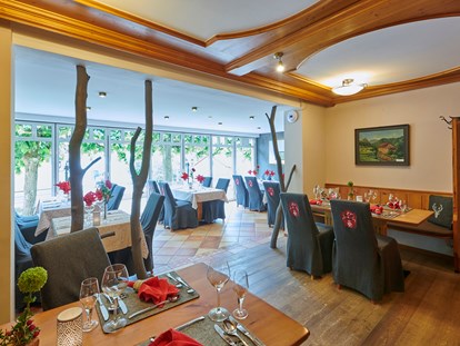 Wellnessurlaub - Biosauna - Ein Blick ins Restaurant "Wintergarten" mit Blick auf die Lindenterrasse - Landhaus Sponsel-Regus