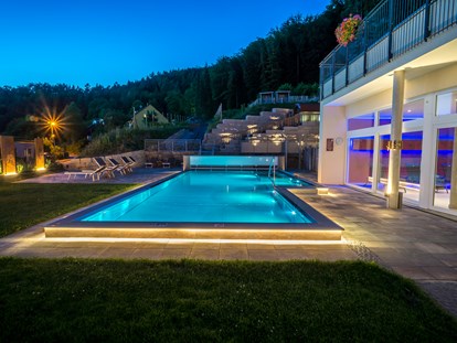 Wellnessurlaub - Pools: Infinity Pool - Infinity-Außenpool mit ganzjährigen 32°C Wassertamparatur. - Landhaus Sponsel-Regus