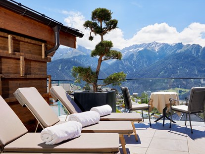 Wellnessurlaub - Kräutermassage - Österreich - Sonnenterrasse mit Bergblick  - Hotel Tirol