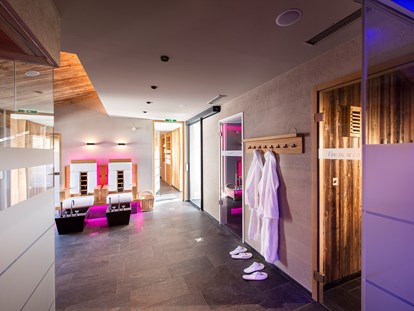 Wellnessurlaub - Pools: Infinity Pool - Saunabereich  - Hotel Tirol
