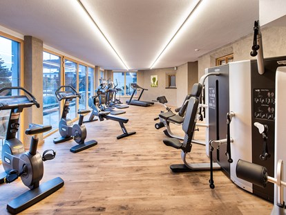 Wellnessurlaub - Bettgrößen: Queen Size Bett - Fitnessraum mit Panoramablick  - Hotel Tirol