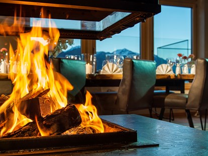 Wellnessurlaub - Umgebungsschwerpunkt: Berg - Österreich - SKY-Table mit Kamin  - Hotel Tirol