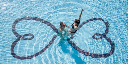 Wellnessurlaub - Pools: Schwimmteich - Österreich - der TIEF UNTEN_ON POINT. Wellnessbereich ist für Groß und Klein. Hier kannst du mit deinen Liebsten entspannen und plantschen. - Hotel Wöscherhof