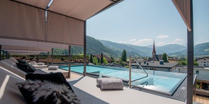 Wellnessurlaub - Tux - SKY-INFINITY POOL
270° Panoramablick auf die Landschaft Tirols: Die Berge, Uderns und das Zillertal liegen dir zu Füßen, während du in unserem neuen Sky-Infinity Pool abtauchst. - Hotel Wöscherhof