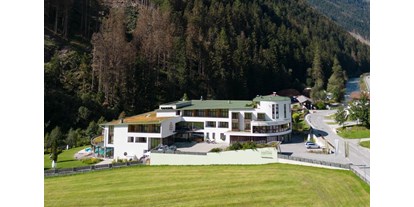 Wellnessurlaub - Tirol - Hotelansicht Sommer - Hotel Zedern Klang