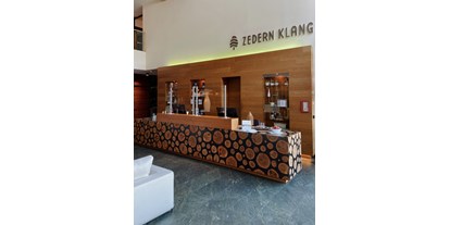 Wellnessurlaub - Parkplatz: gebührenpflichtig in Gehweite - Rezeption - Hotel Zedern Klang