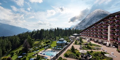 Wellnessurlaub - Zugspitze - Außenansicht Sommer Interalpen-Hotel Tyrol - Interalpen-Hotel Tyrol