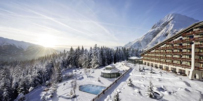 Wellnessurlaub - Bettgrößen: Queen Size Bett - Österreich - Außenansicht Winter Interalpen-Hotel Tyrol  - Interalpen-Hotel Tyrol