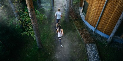 Wellnessurlaub - Nuad Thai Yoga Körperarbeit - Österreich - Joggen im Wald - Naturhotel Waldklause