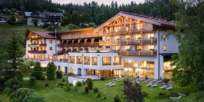 Wellnessurlaub - Seefeld in Tirol - Panoramahotel Inntalerhof - Außenansicht im Sommer - Inntalerhof - DAS Panoramahotel