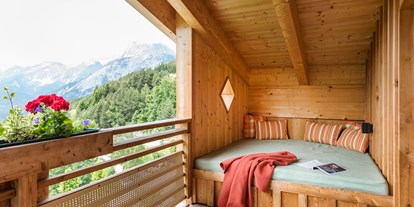 Wellnessurlaub - Tirol - Kuschelecke in der Lichtblick Suite, Alpenwelt Kuschelsuite und Schalbennest Suite - Inntalerhof - DAS Panoramahotel