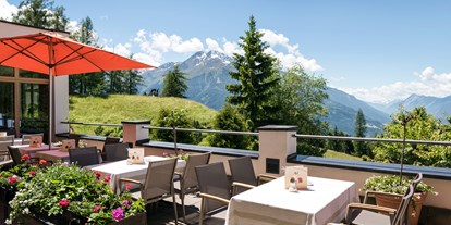 Wellnessurlaub - Wassergymnastik - Österreich - Panorama Terrasse mit Blick in das obere Inntal - Inntalerhof - DAS Panoramahotel