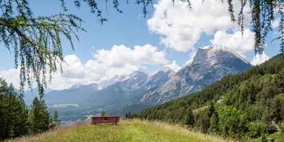 Wellnessurlaub - Honigmassage - Österreich - Panoramagarten mit 20.000m² Fläche - Inntalerhof - DAS Panoramahotel