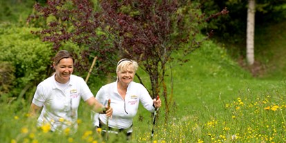 Wellnessurlaub - Nuad Thai Yoga Körperarbeit - Nordic Walking durch die Blumenwiese im Inntalerhof - Inntalerhof - DAS Panoramahotel