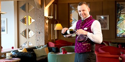 Wellnessurlaub - Ladis - Genießen Sie nach einem aktiven Tag am Abend ein Glas Wein in der Lounge, im Winter mit Kamin oder im Sommer auf der Panoramaterrasse! - Inntalerhof - DAS Panoramahotel