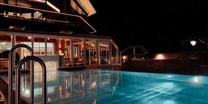 Wellnessurlaub - Zillertal - Außenschwimmbad bei Nacht - Sport- und Wellnesshotel Held****s